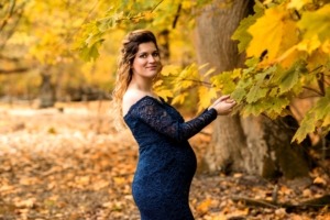 Fotografia kobiety w ciąży w lesie