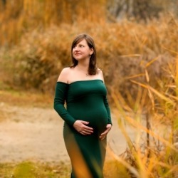 Zdjęcie polna droga i kobieta w ciąży