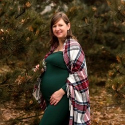 Zdjęcie z sesji ciążowej kobieta w zielonej sukience