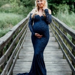 Kobieta w ciąży w niebieskiej sukience na mostku