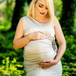 Kobieta na sesji ciążowej